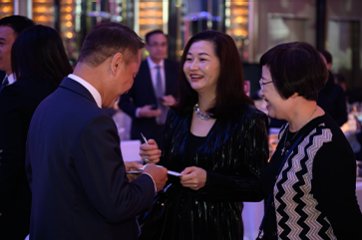 Stay connected to other participants